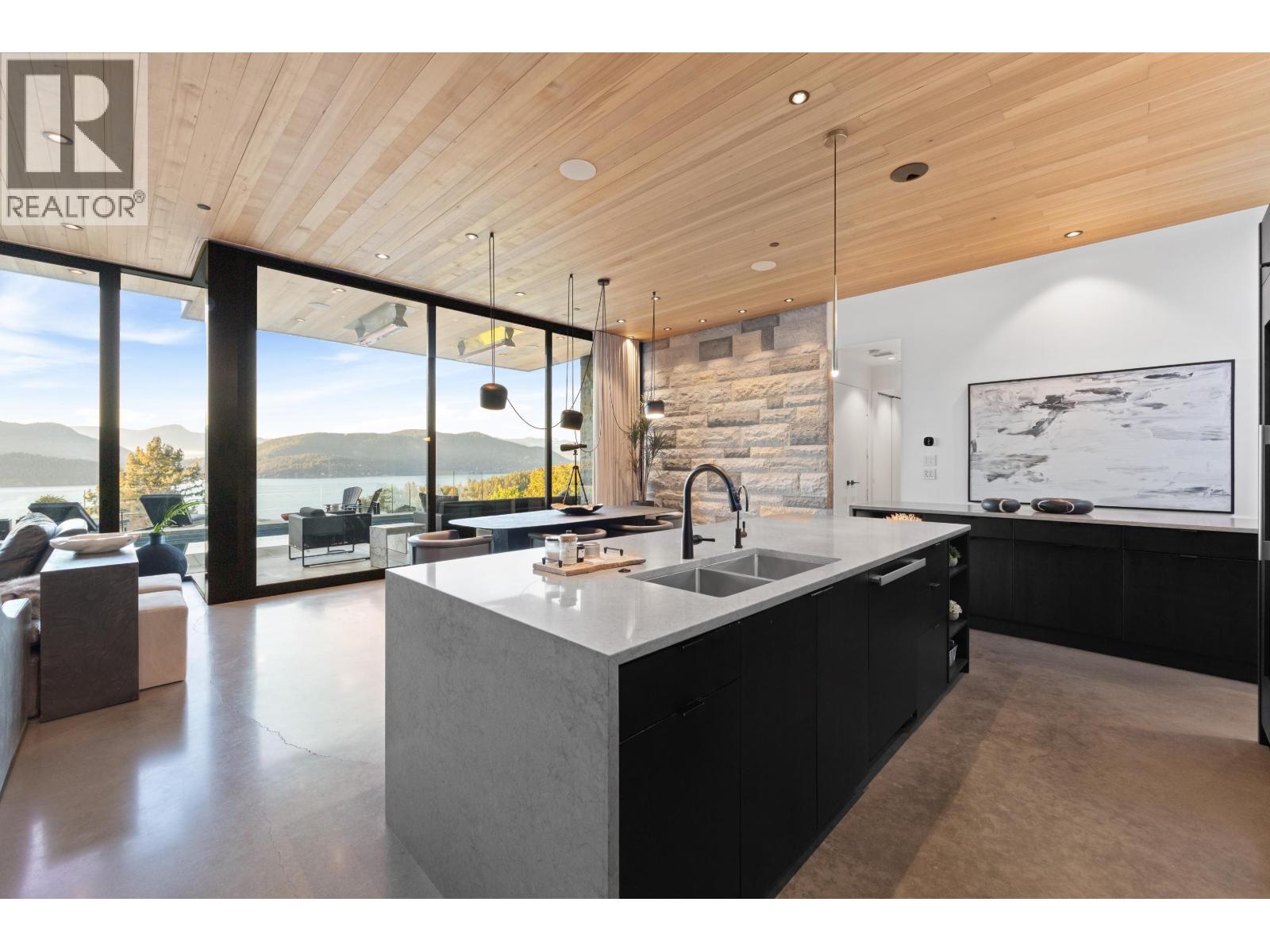 6252 OVERSTONE DRIVE, West Vancouver