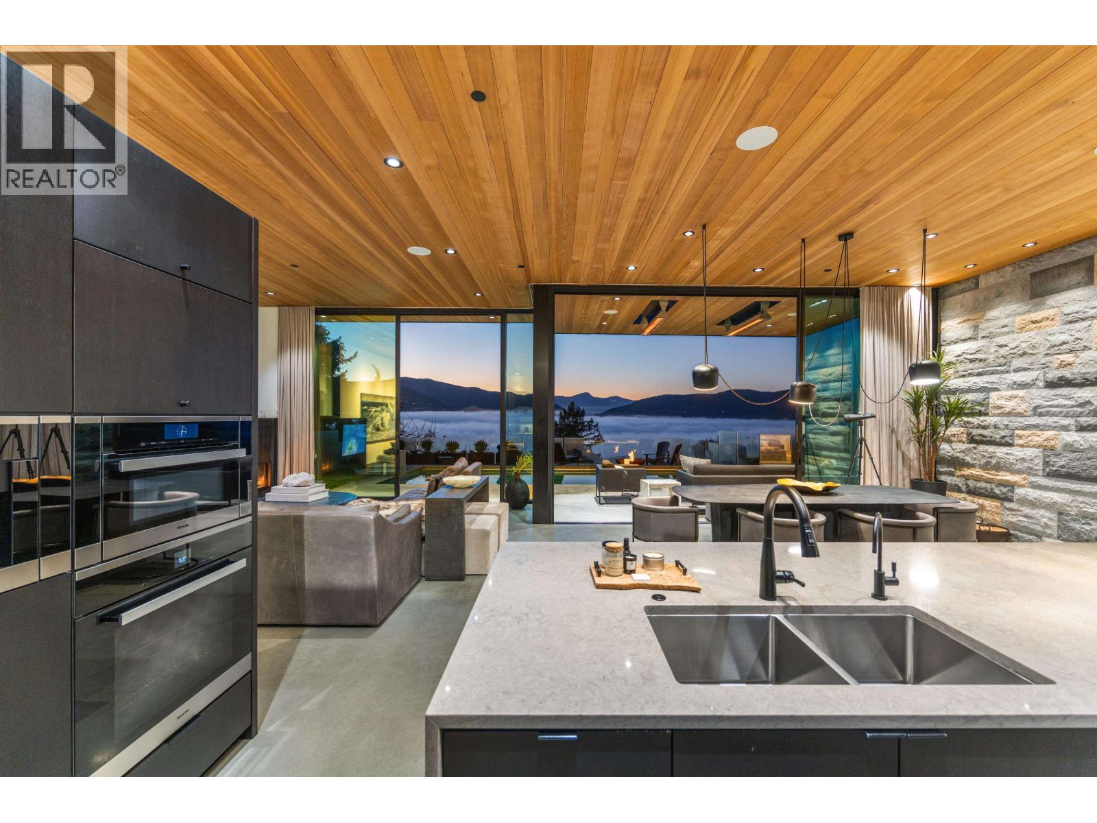 6252 OVERSTONE DRIVE, West Vancouver