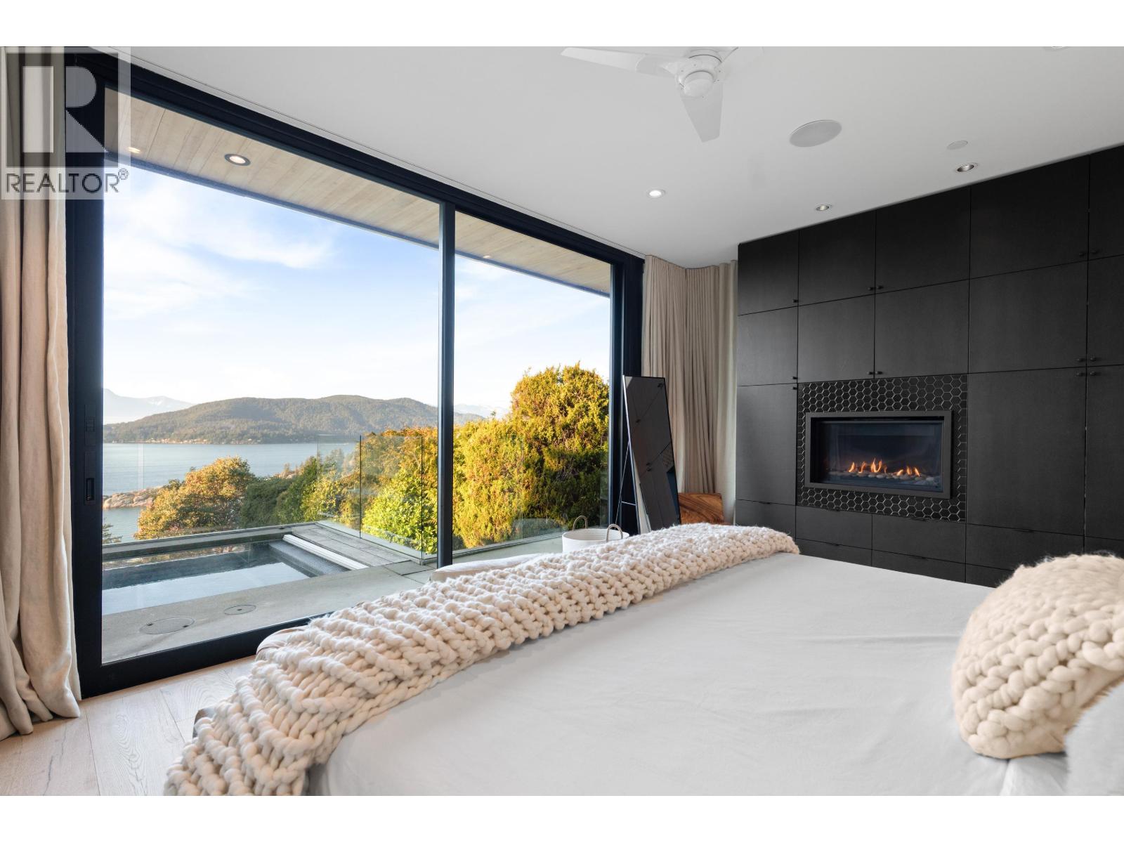 6252 OVERSTONE DRIVE, West Vancouver