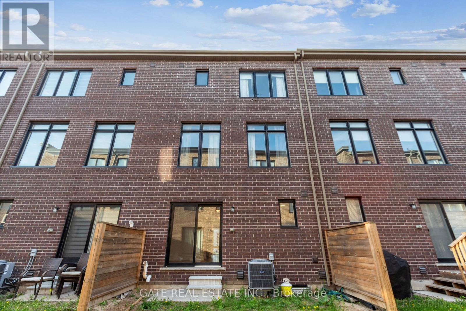 27 MONEYPENNY PLACE - 37