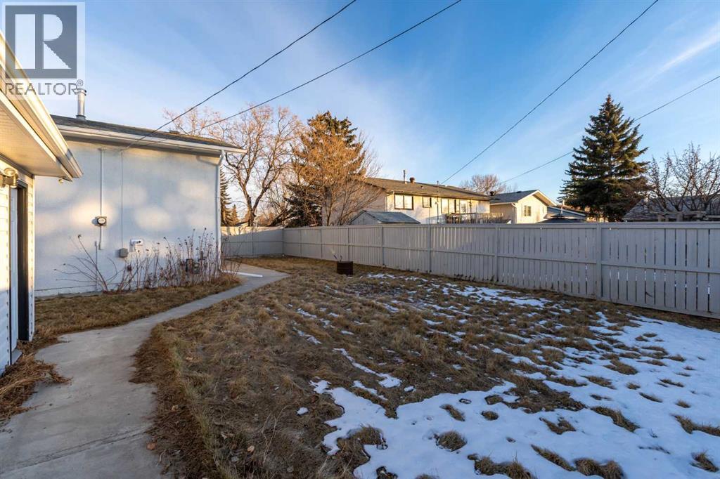 Single Family House 3 Level for Sale in  Penworth Road SE Penbrooke Meadows Calgary 
