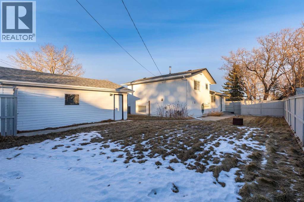 Single Family House 3 Level for Sale in  Penworth Road SE Penbrooke Meadows Calgary 