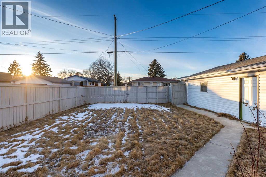 Single Family House 3 Level for Sale in  Penworth Road SE Penbrooke Meadows Calgary 