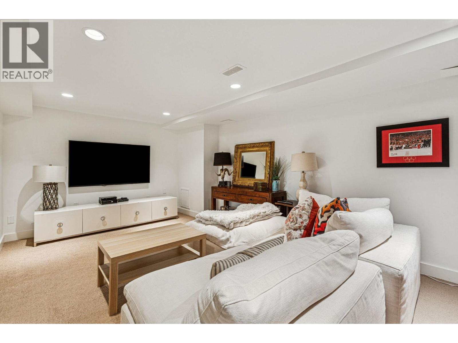 4687 HOSKINS ROAD, North Vancouver