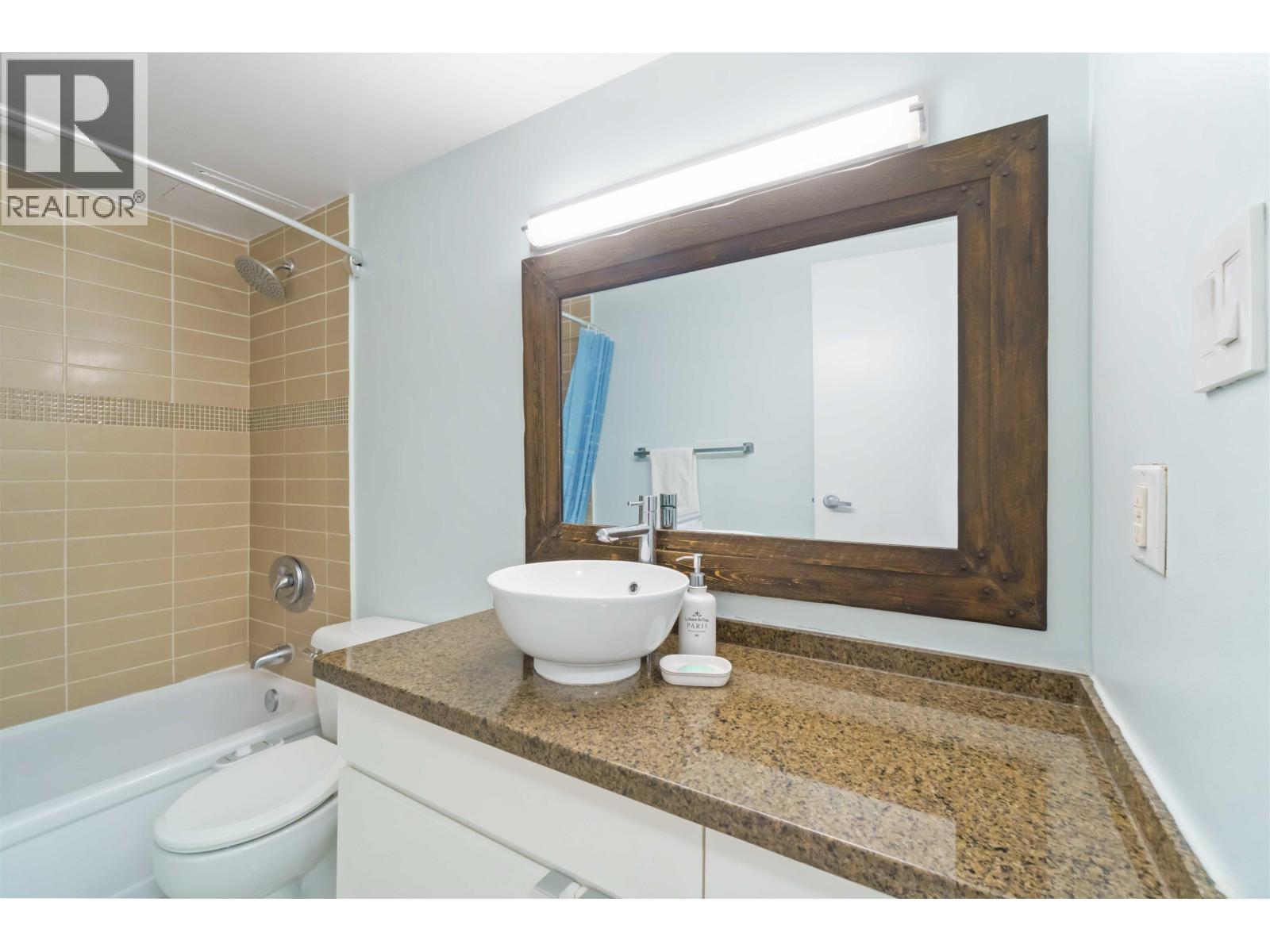 206 1340 DUCHESS AVENUE, West Vancouver