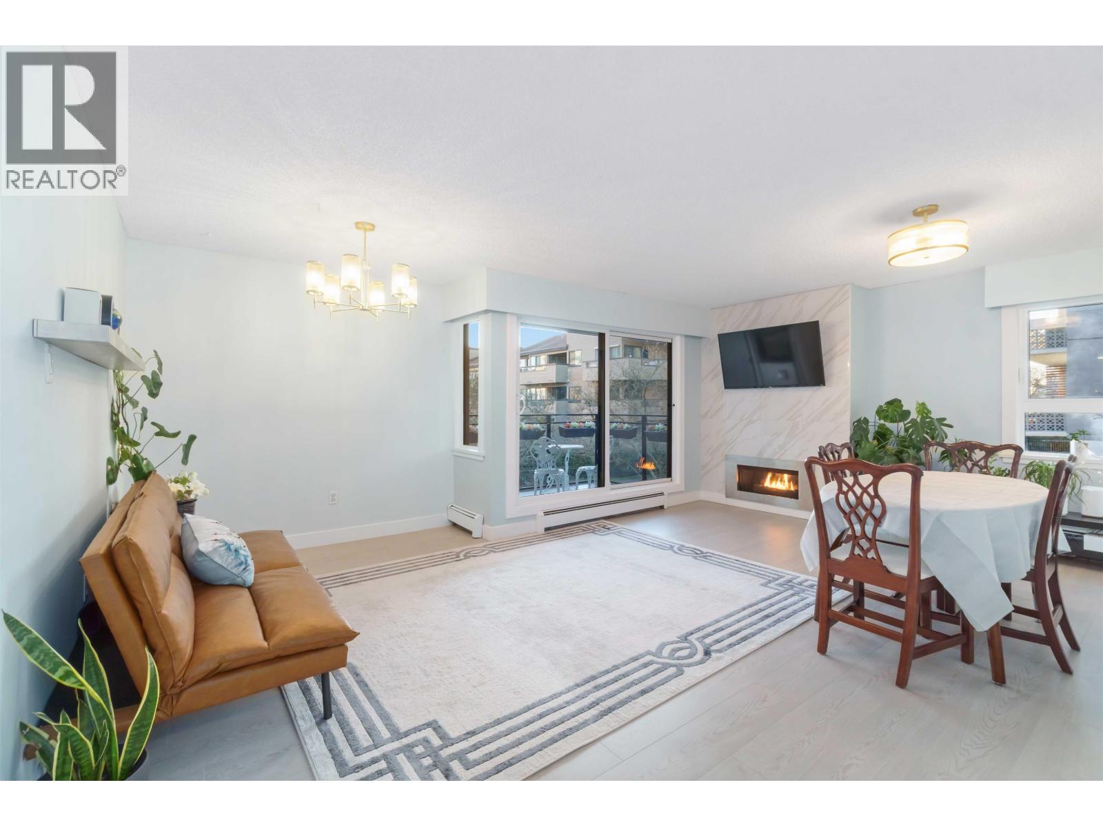 206 1340 DUCHESS AVENUE, West Vancouver