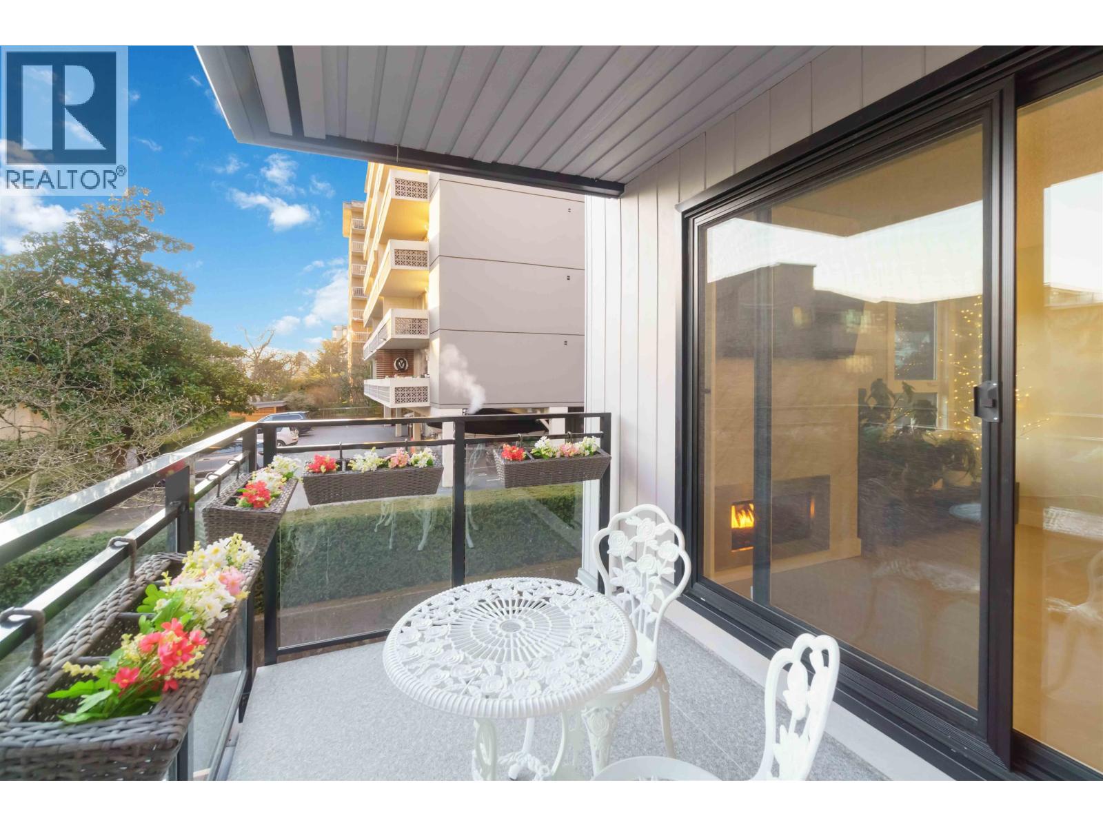 206 1340 DUCHESS AVENUE, West Vancouver