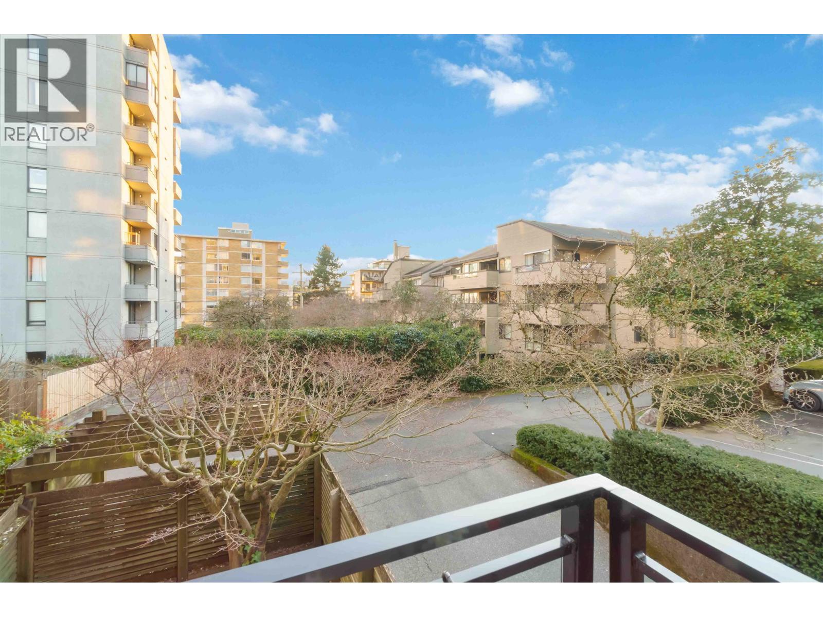 206 1340 DUCHESS AVENUE, West Vancouver