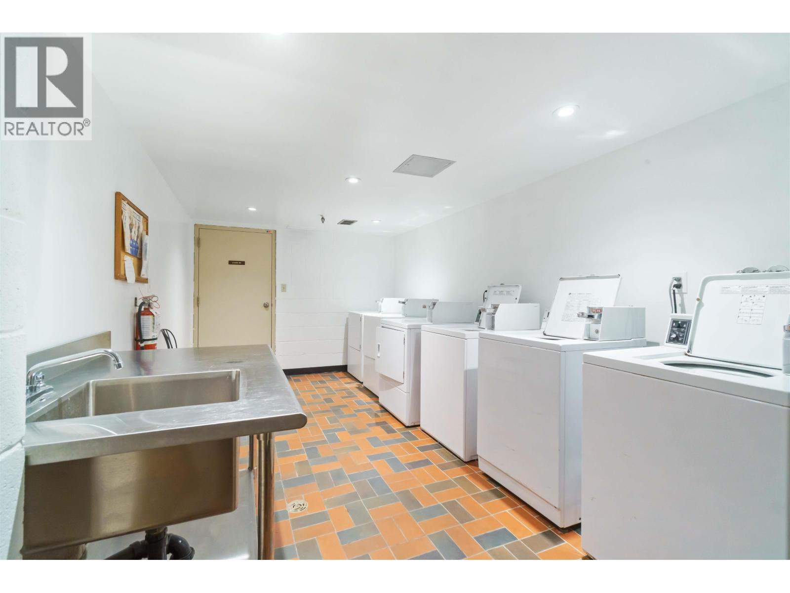 206 1340 DUCHESS AVENUE, West Vancouver