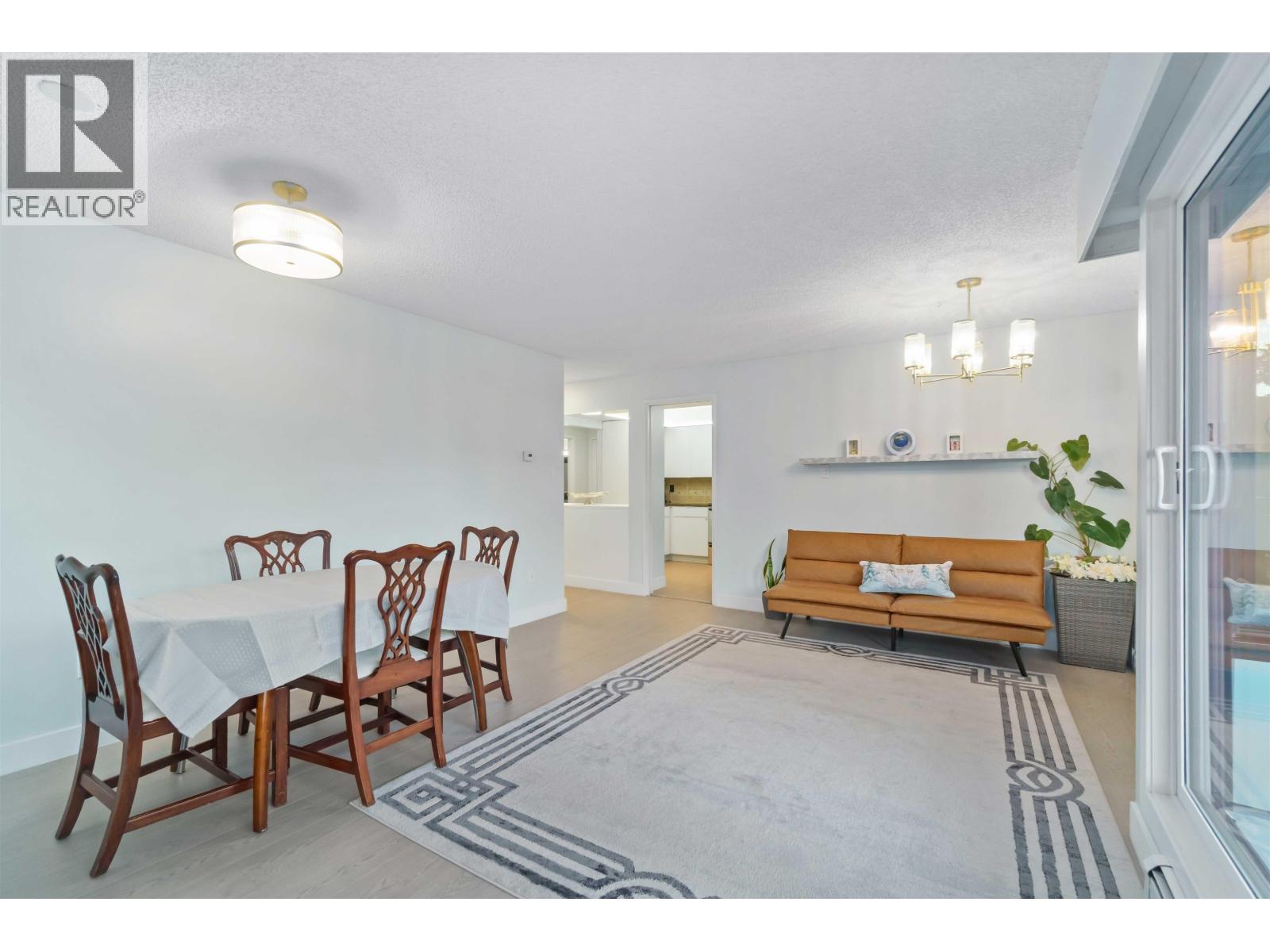 206 1340 DUCHESS AVENUE, West Vancouver