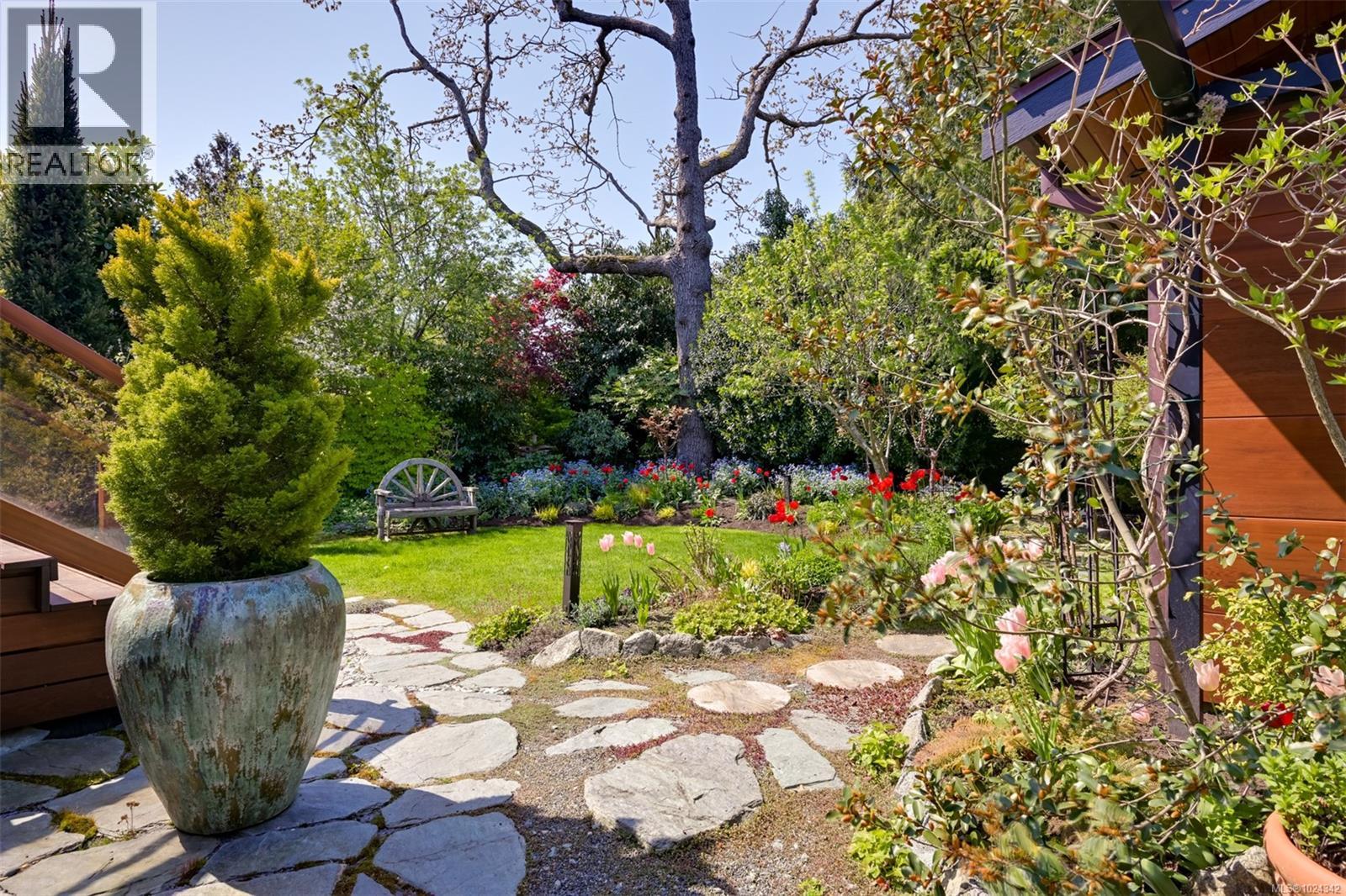  626 Monterey Avenue, Oak Bay