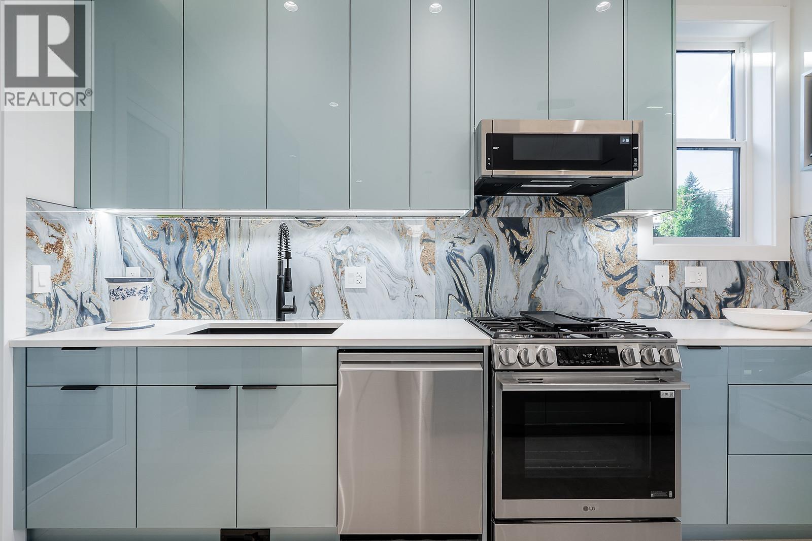 101 1204 HAMMOND AVENUE, Coquitlam