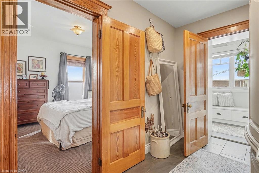 1316 E KING STREET E - 18