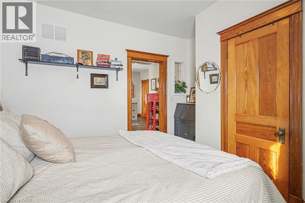 1316 E KING STREET E - 19