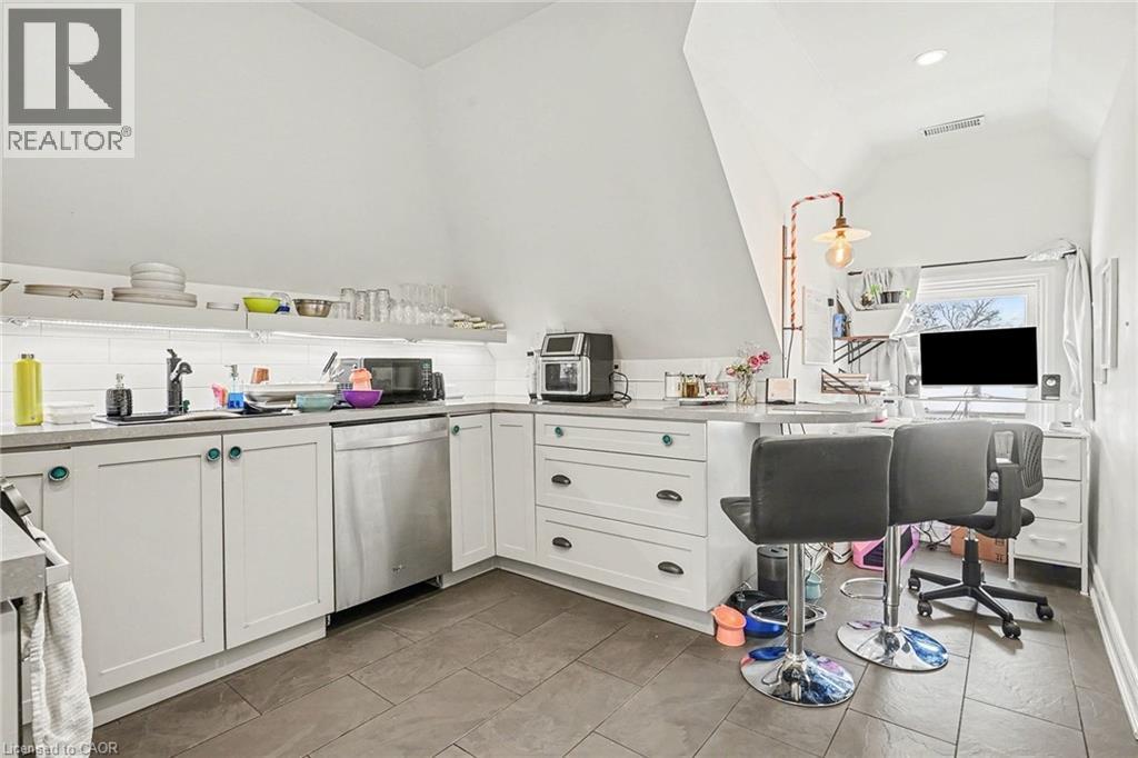 1316 E KING STREET E - 36