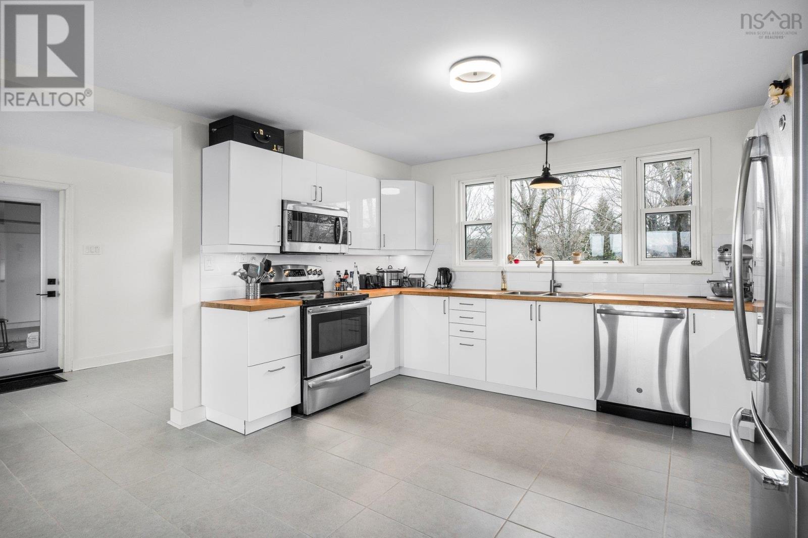 Property 14 of 39 of 10165 Highway 1