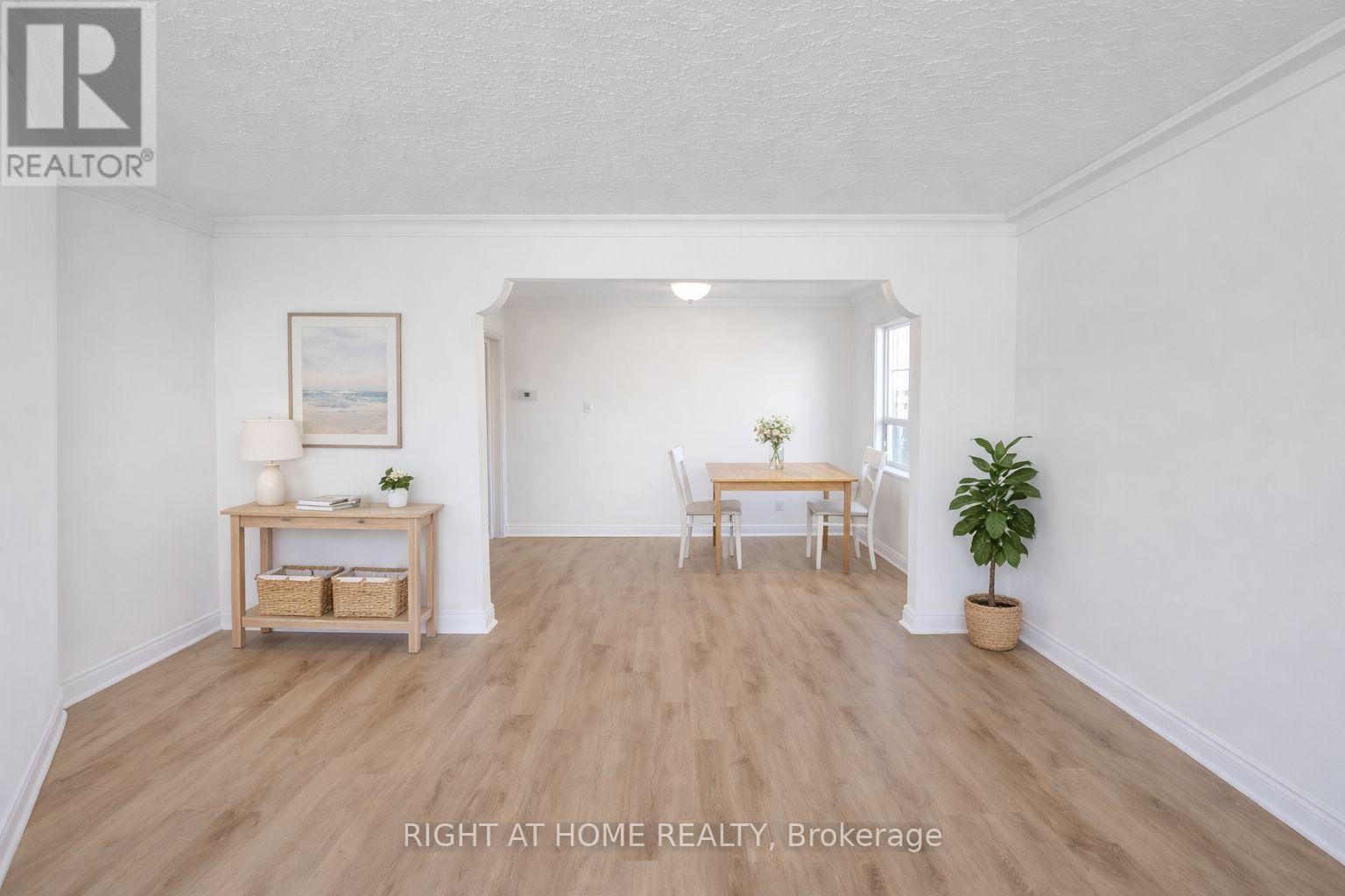 70 BUNNELL CRESCENT - Photo 5 of 27, Toronto (Downsview-Roding-CFB), Ontario