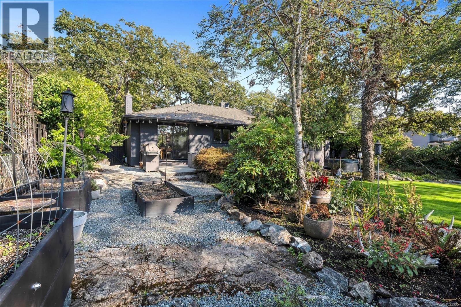 3198 Woodburn Ave, Oak Bay