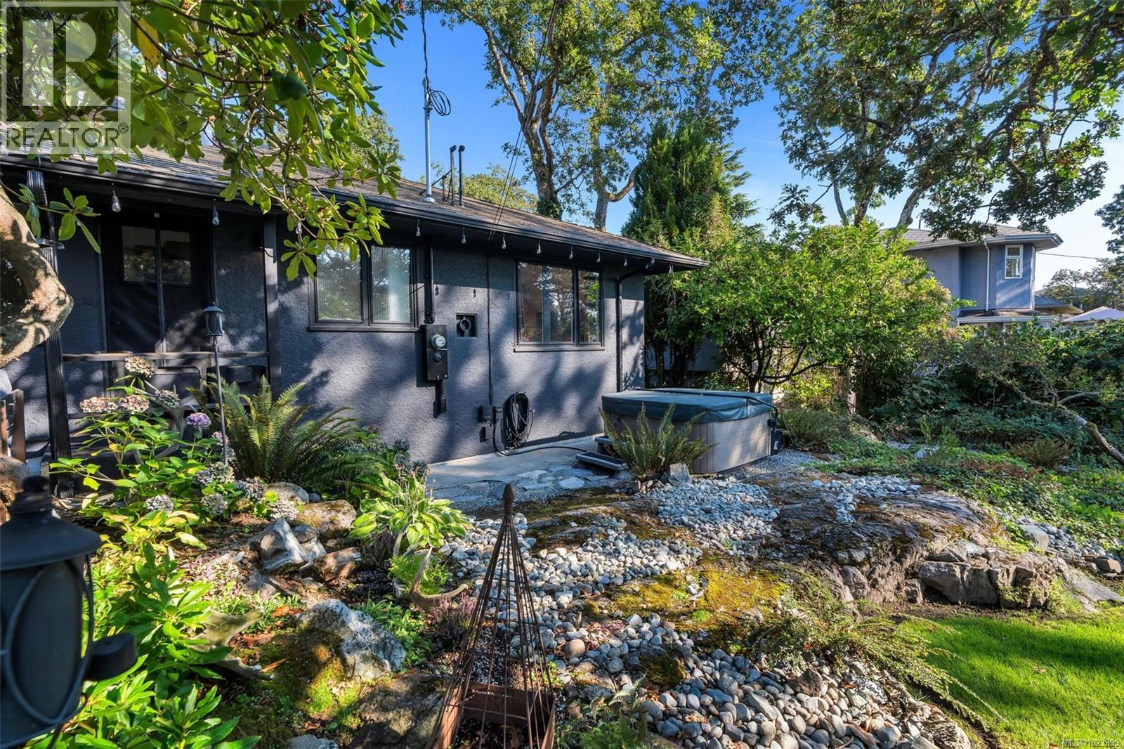 3198 Woodburn Ave, Oak Bay