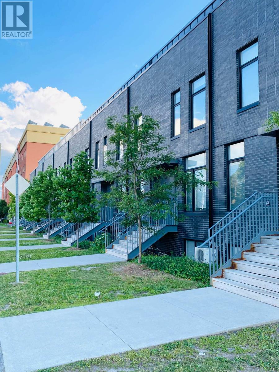 1720 Simcoe Unit 5 photo 2