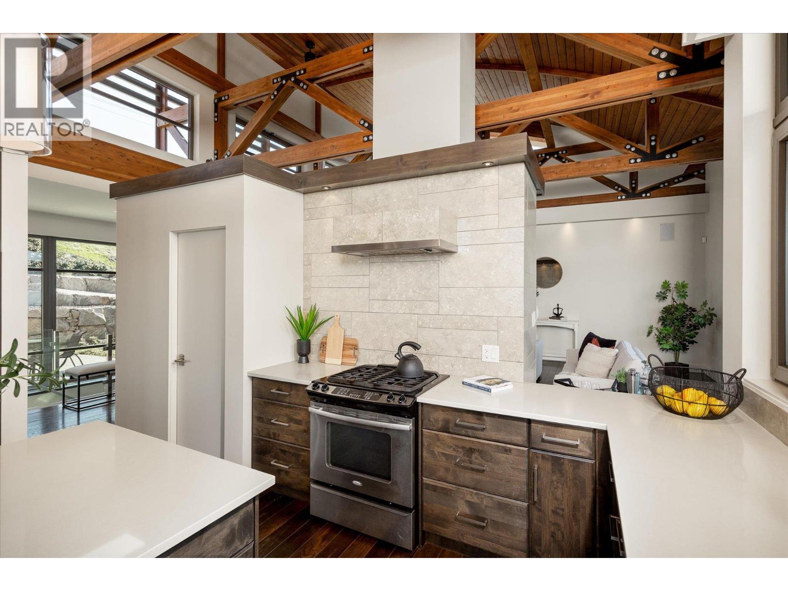 5560 Lakeshore Road - 21