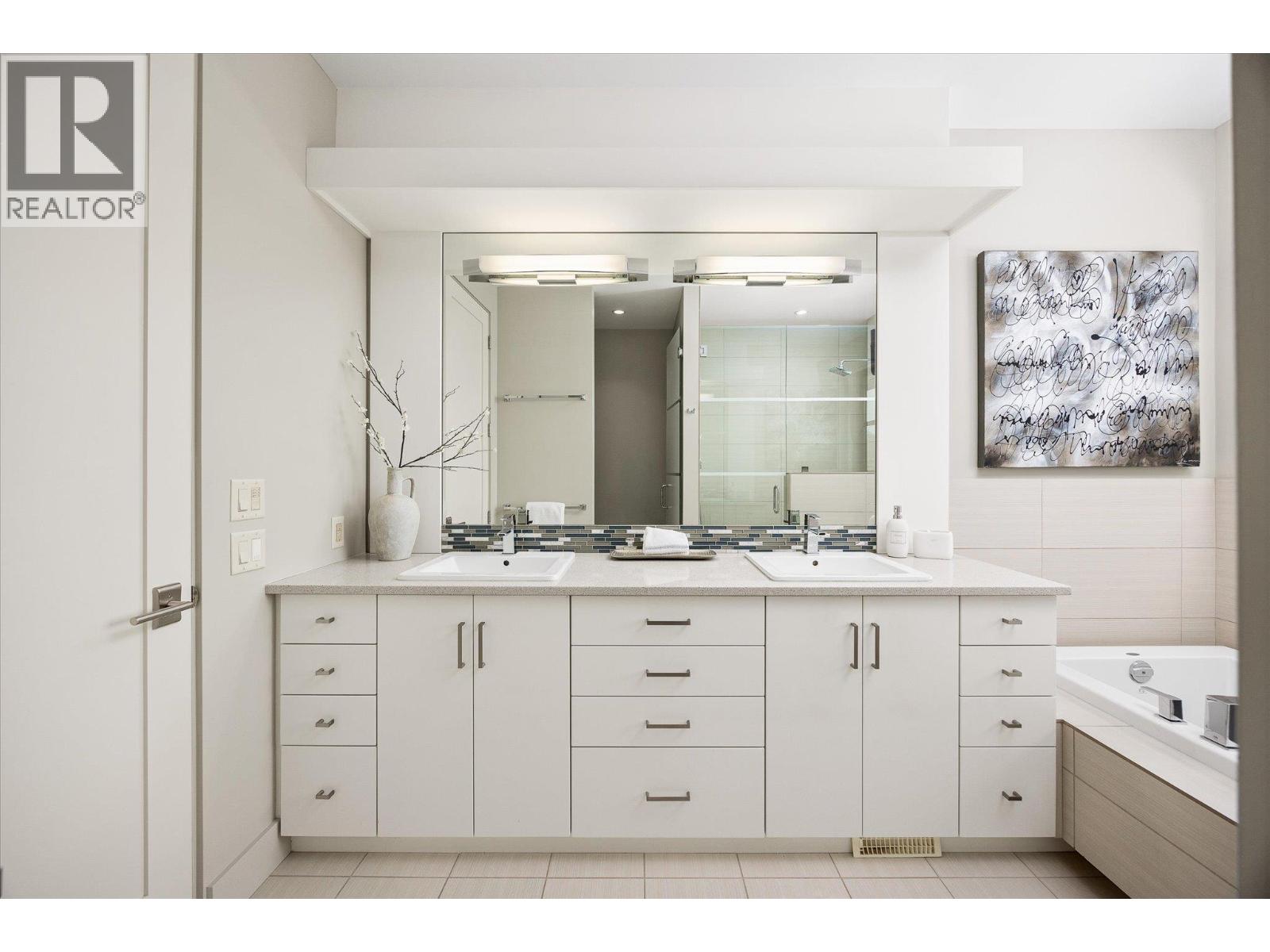 5560 Lakeshore Road - 30