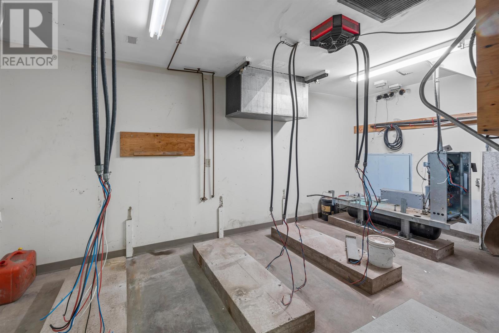 6431 Commercial Road — photo 33