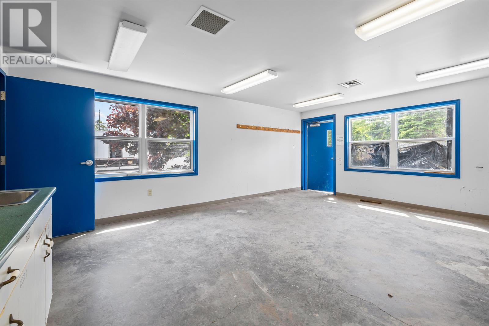 6431 Commercial Road — photo 39