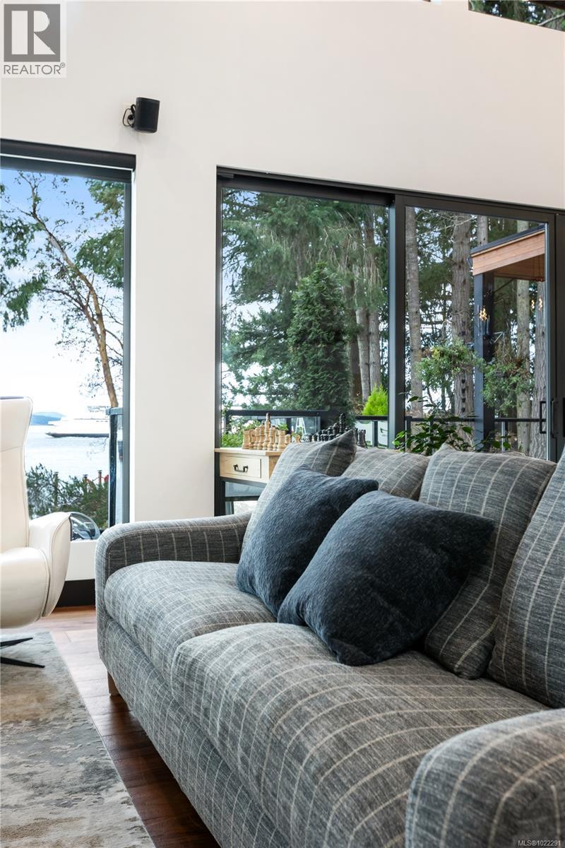 2250 Dolphin Rd, North Saanich