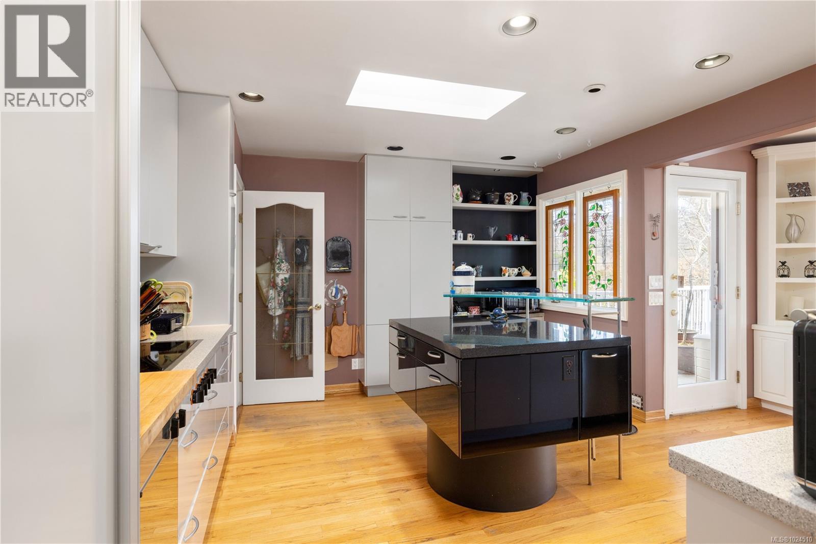  3331 Woodburn Avenue, Oak Bay