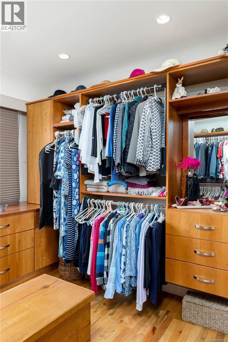  3331 Woodburn Avenue, Oak Bay