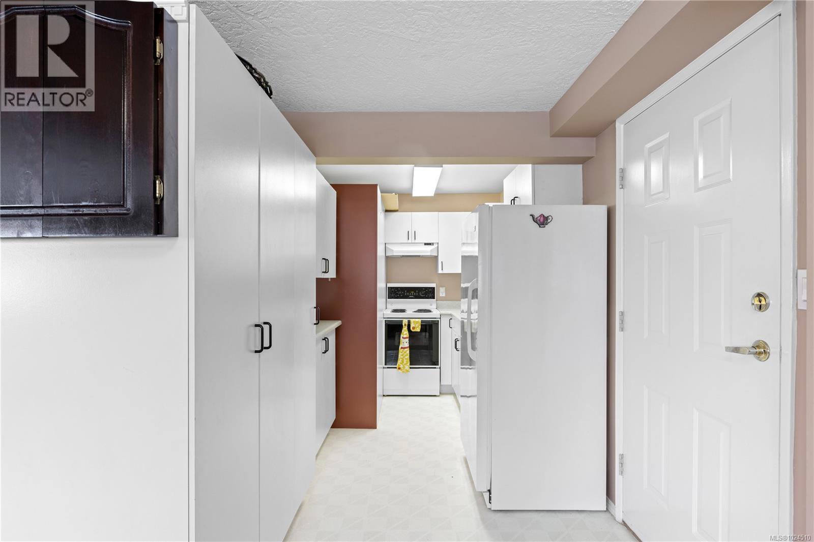  3331 Woodburn Avenue, Oak Bay