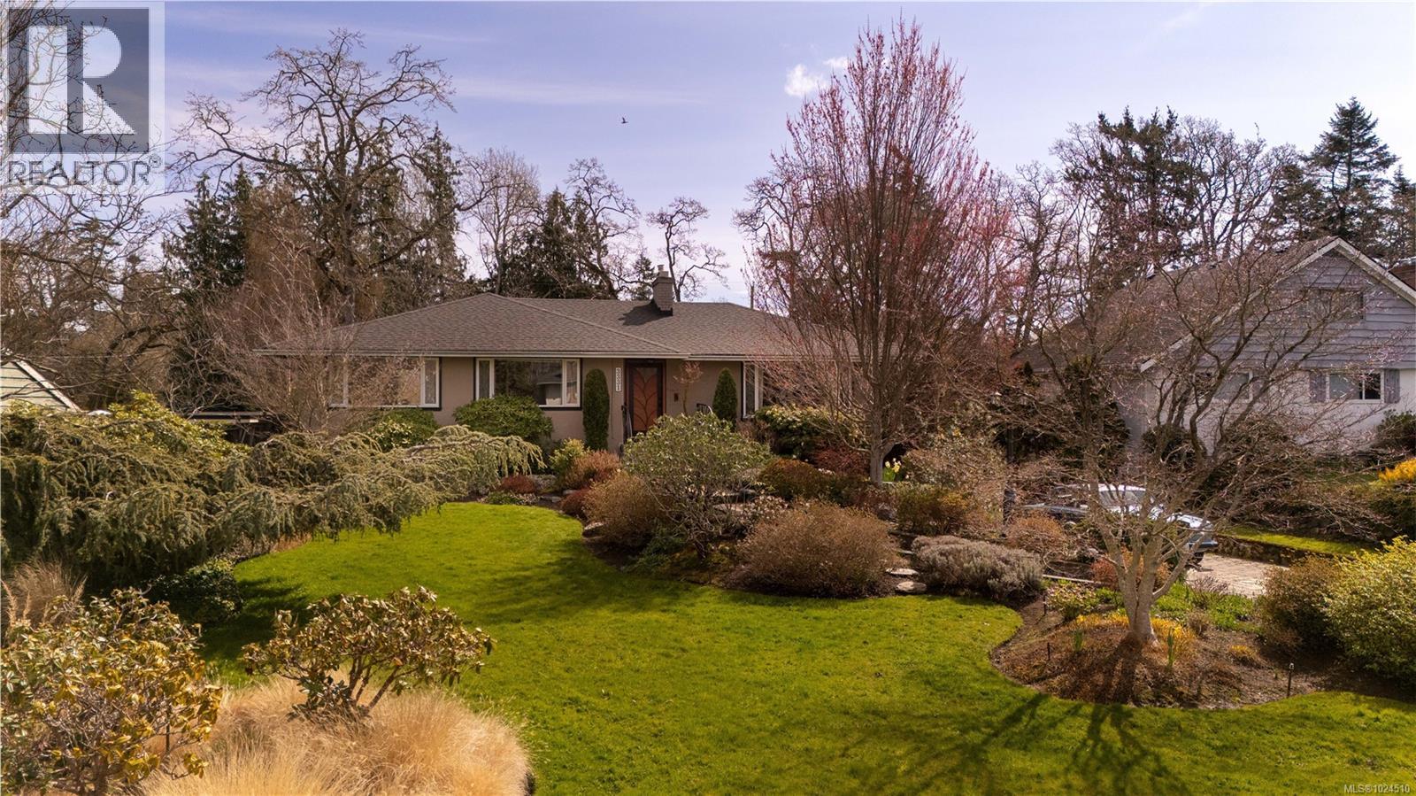  3331 Woodburn Avenue, Oak Bay