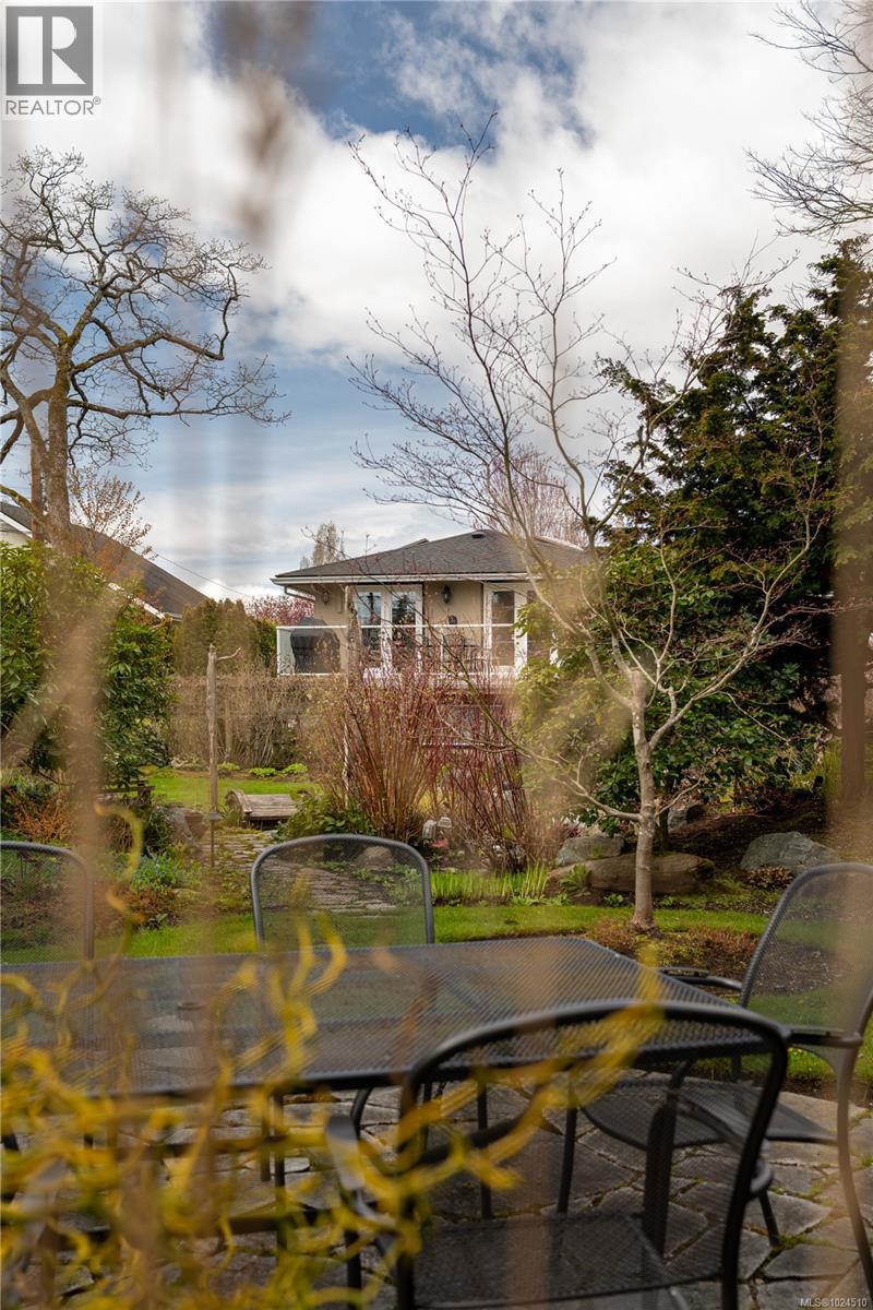  3331 Woodburn Avenue, Oak Bay