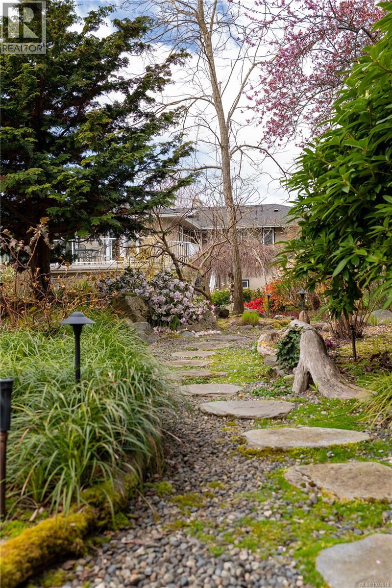  3331 Woodburn Avenue, Oak Bay