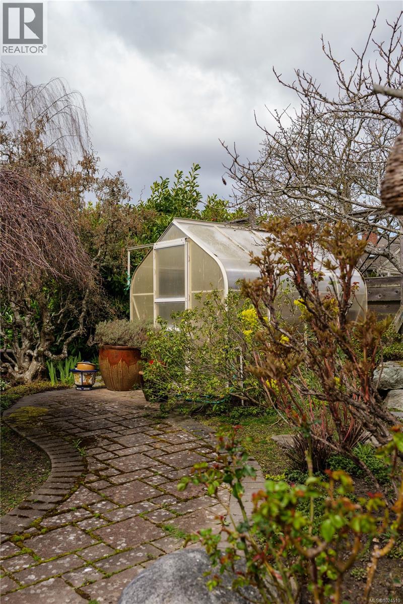  3331 Woodburn Avenue, Oak Bay