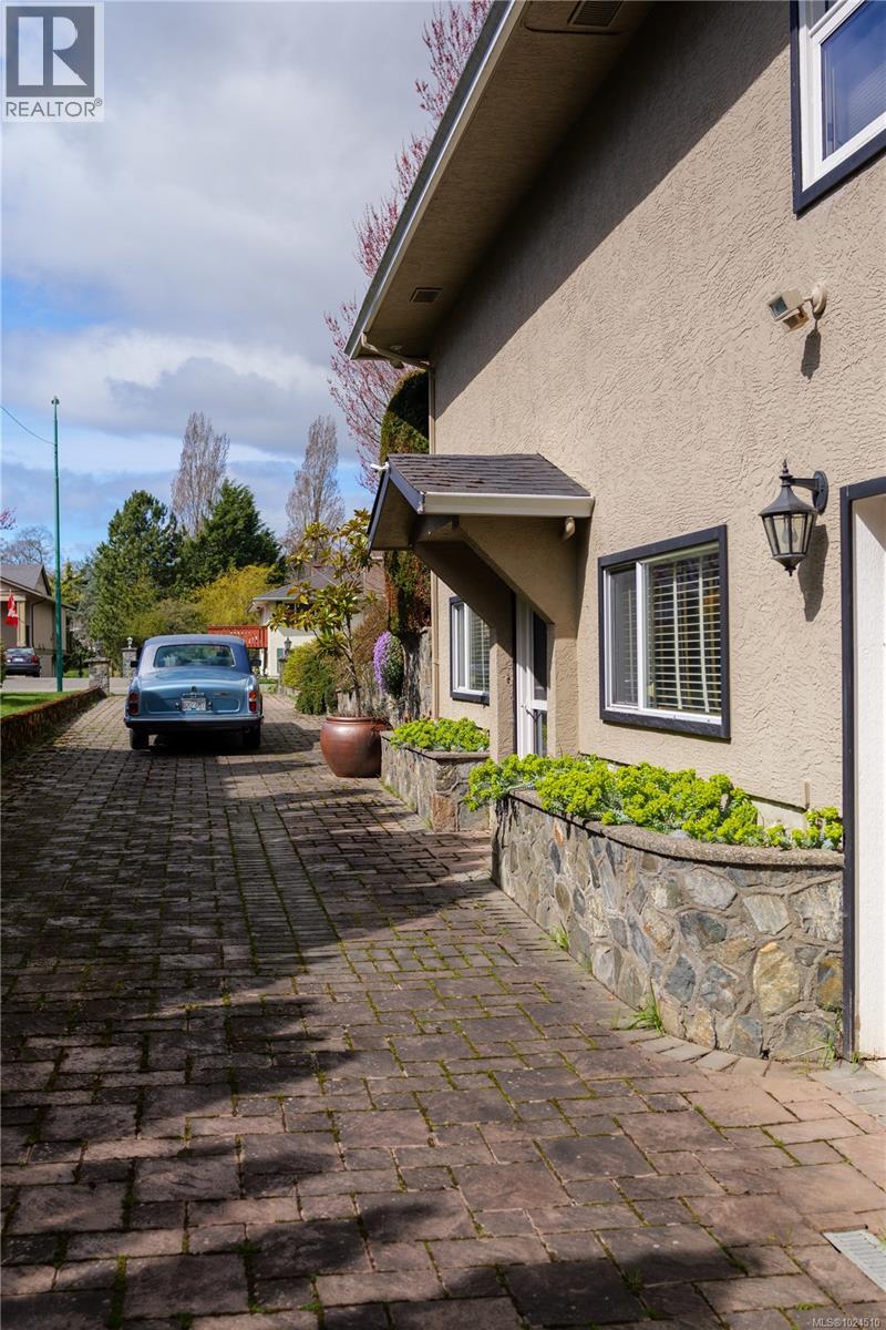  3331 Woodburn Avenue, Oak Bay