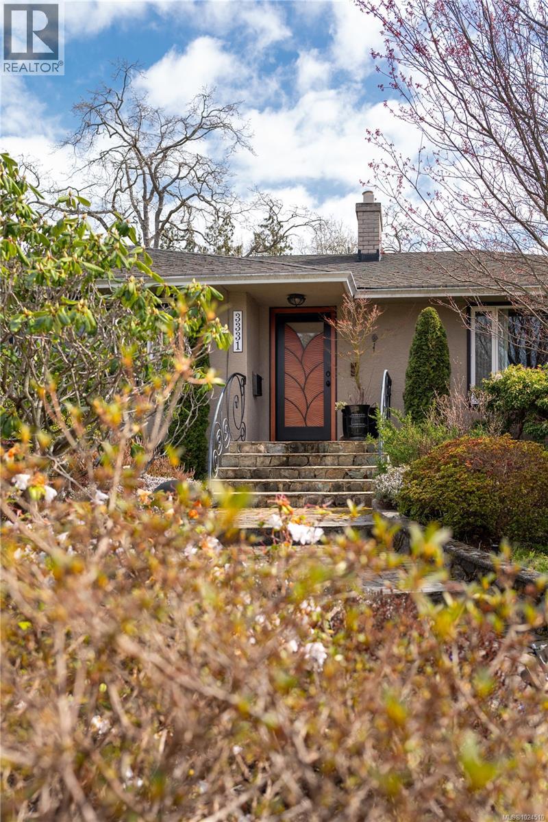  3331 Woodburn Avenue, Oak Bay