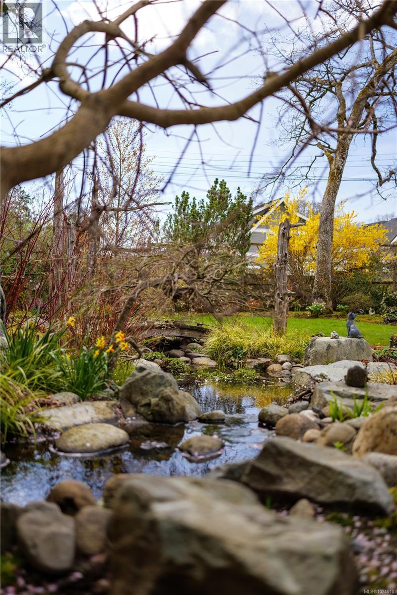  3331 Woodburn Avenue, Oak Bay