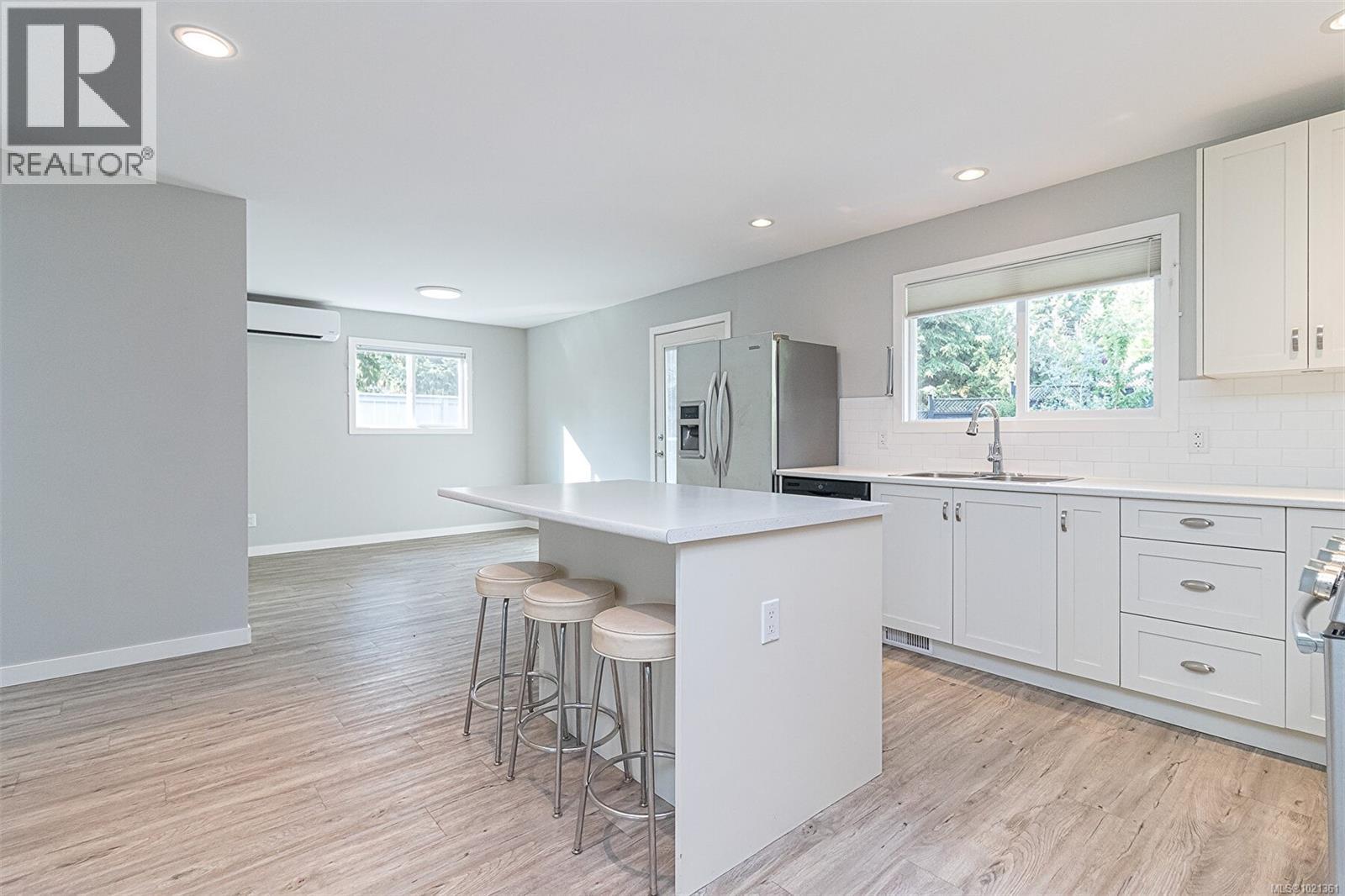  1991 Dean Park Road, North Saanich