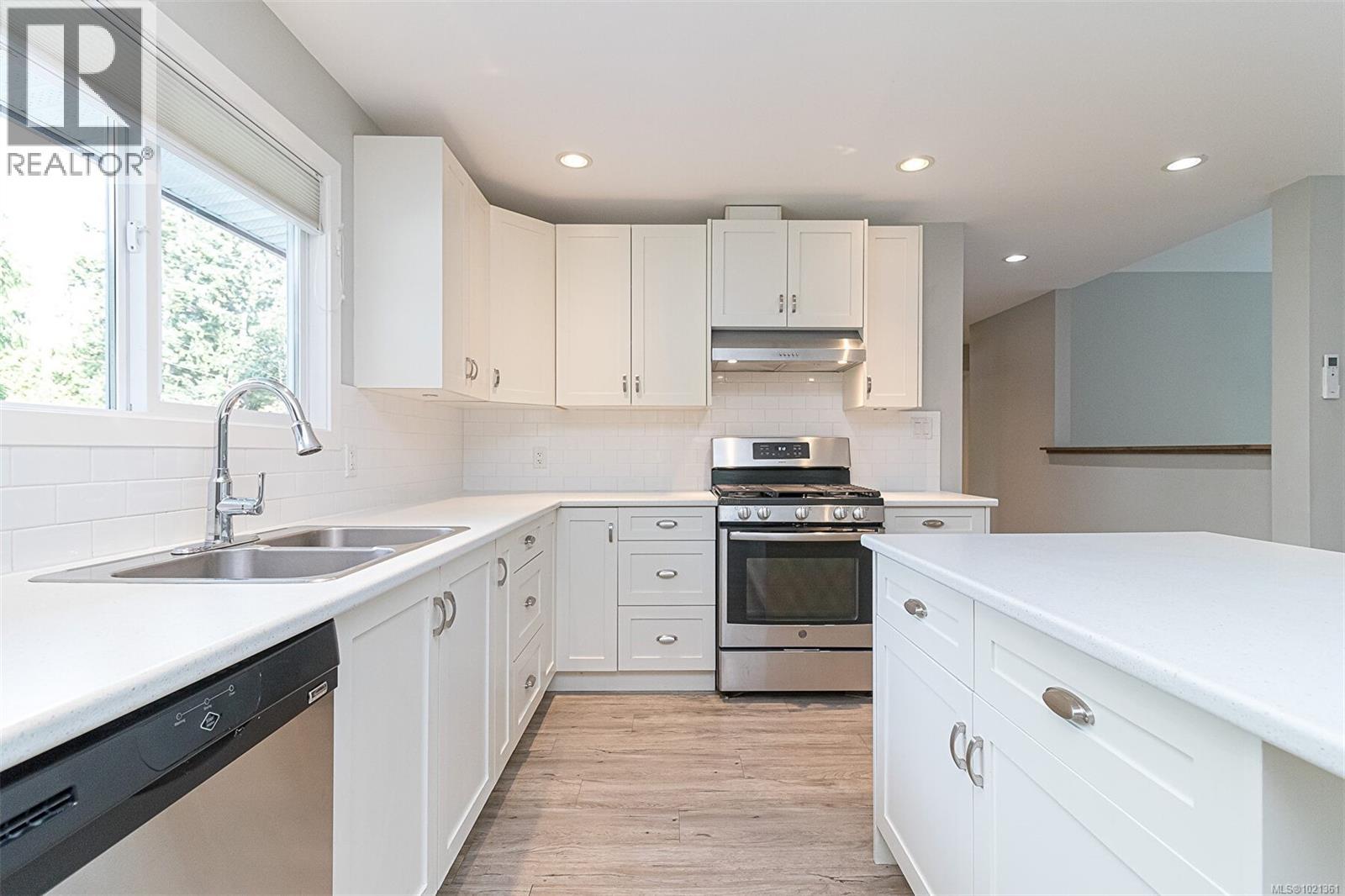  1991 Dean Park Road, North Saanich