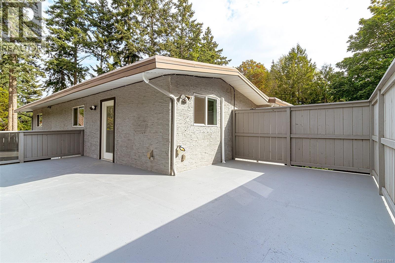  1991 Dean Park Road, North Saanich