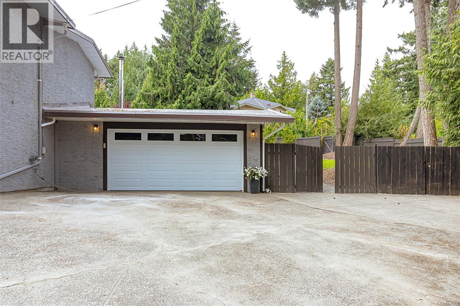  1991 Dean Park Road, North Saanich