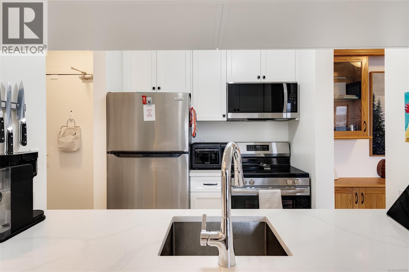 401 1630 Quadra St, Victoria