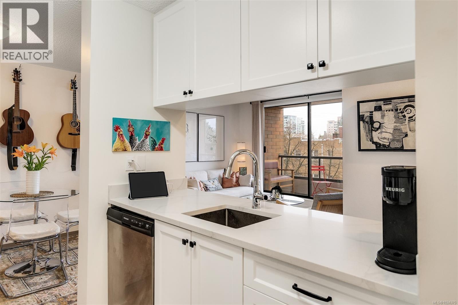 401 1630 Quadra St, Victoria