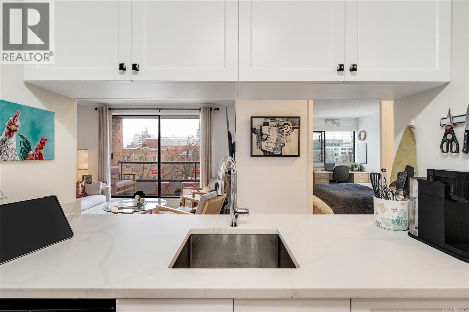 401 1630 Quadra St, Victoria