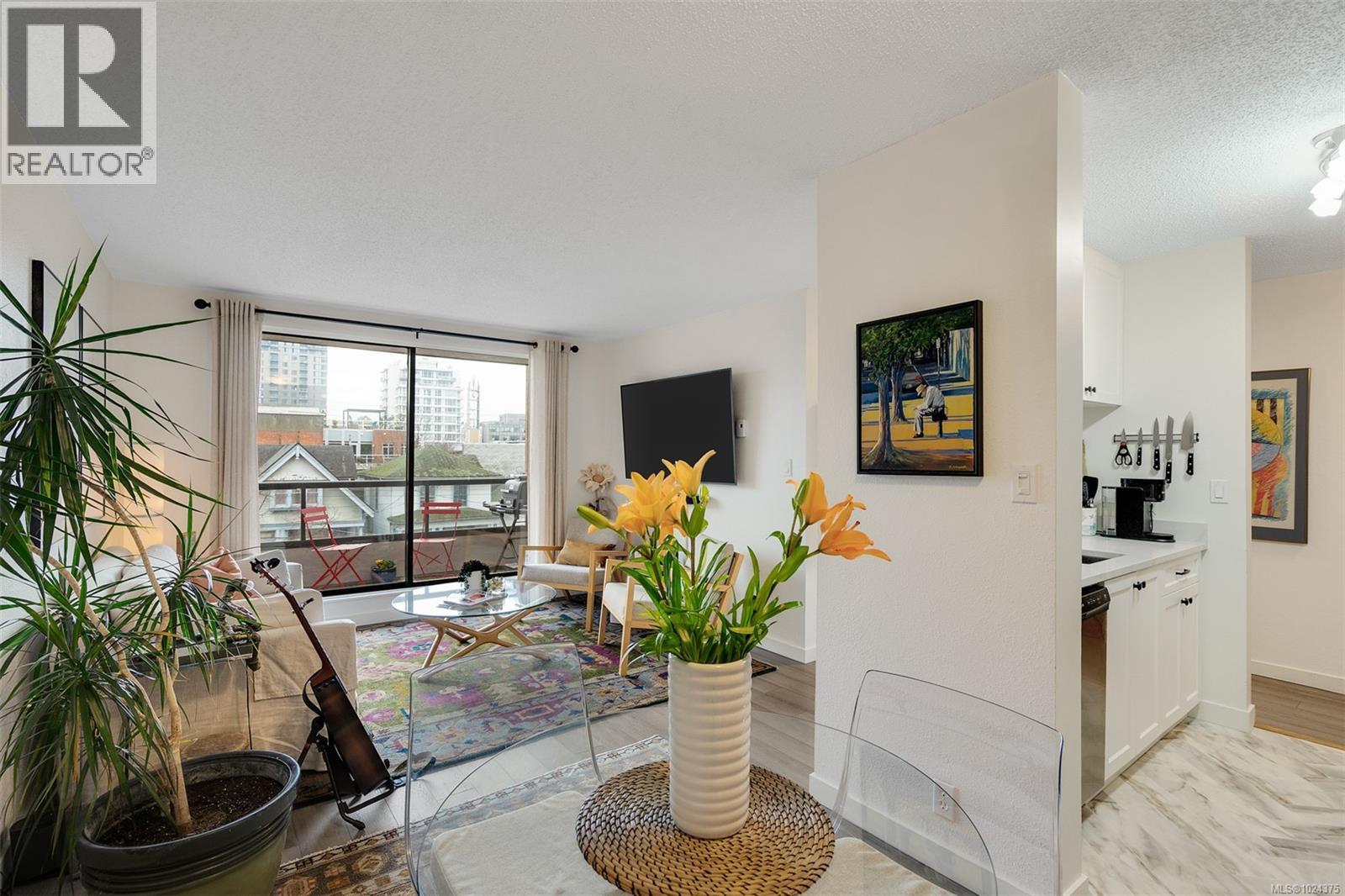 401 1630 Quadra St, Victoria