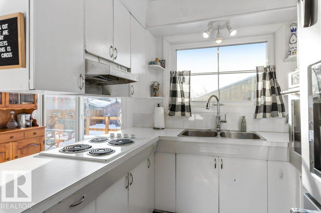 36 SUNSET BLVD, St. Albert