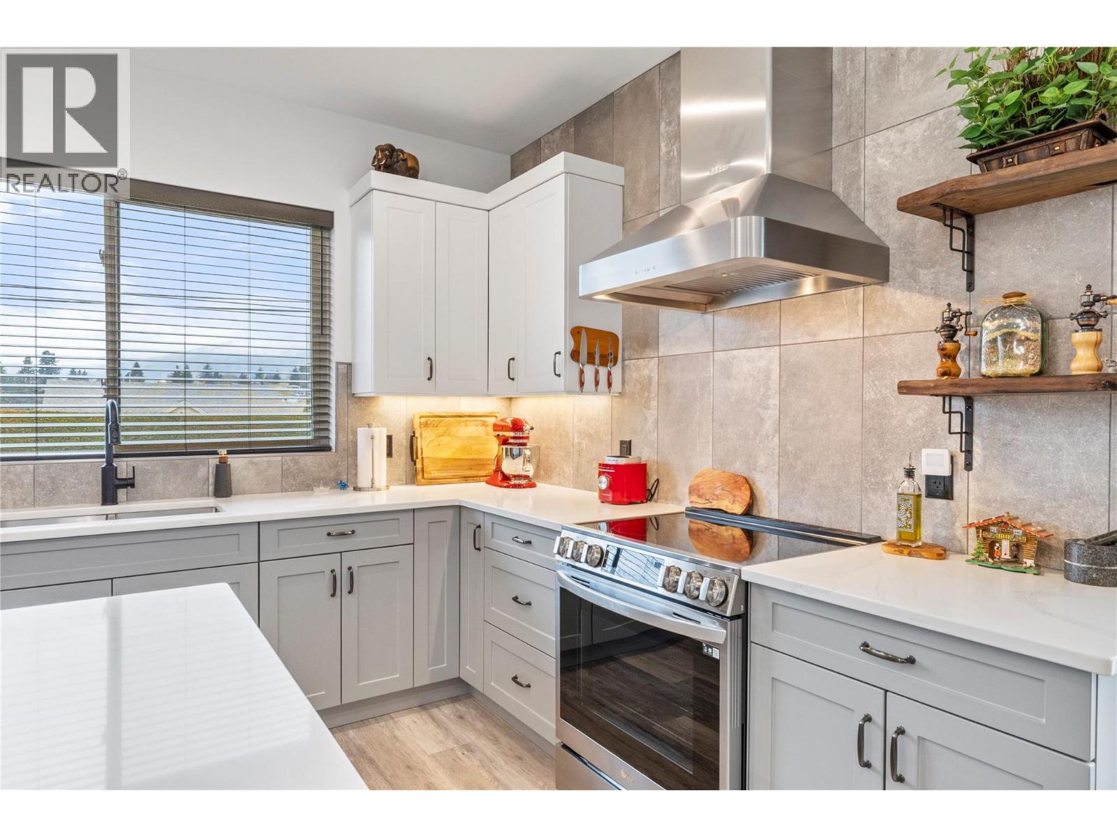 714 Lake Court, West Kelowna