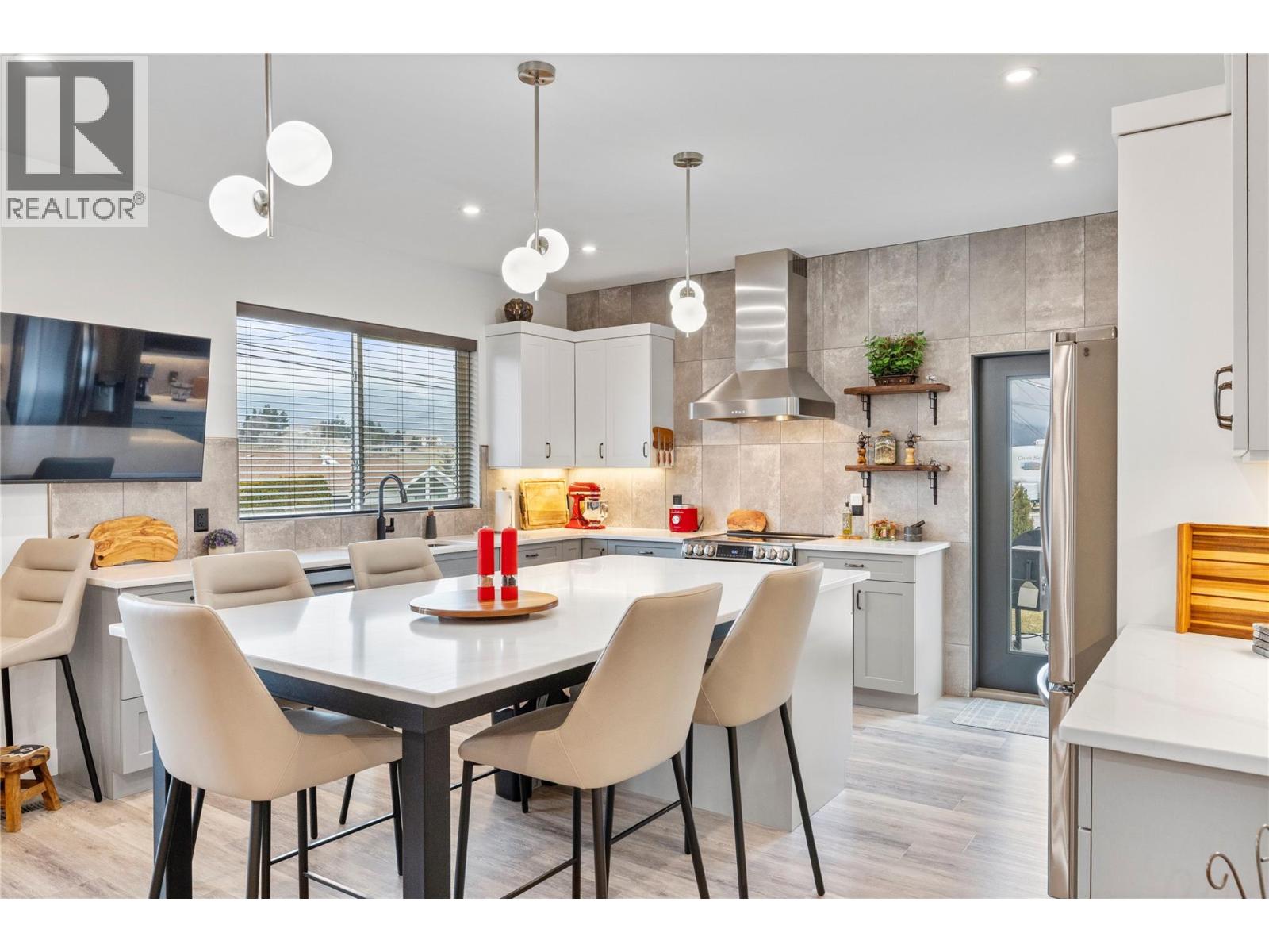 714 Lake Court, West Kelowna